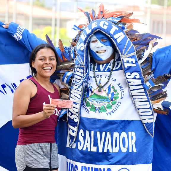 INDES y +Deportes regalaron entradas para El Salvador Beach Soccer Cup